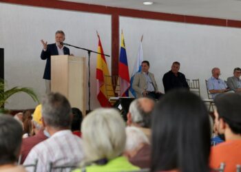 Presidente de Canarias sostuvo encuentro social y cultural en el Hogar Hispano de Valencia