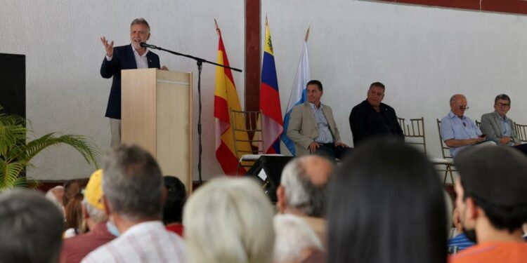 Presidente de Canarias sostuvo encuentro social y cultural en el Hogar Hispano de Valencia