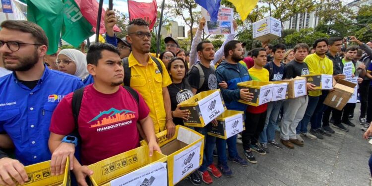 Día de la Juventud: Jóvenes se movilizan al CNE para pedir parroquialización del Registro Electoral (+video)