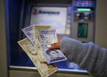 El bolívar desacelera su devaluación frente al dólar