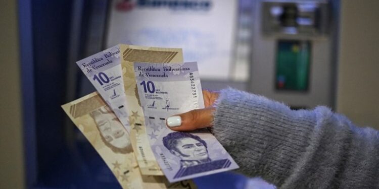 El bolívar desacelera su devaluación frente al dólar