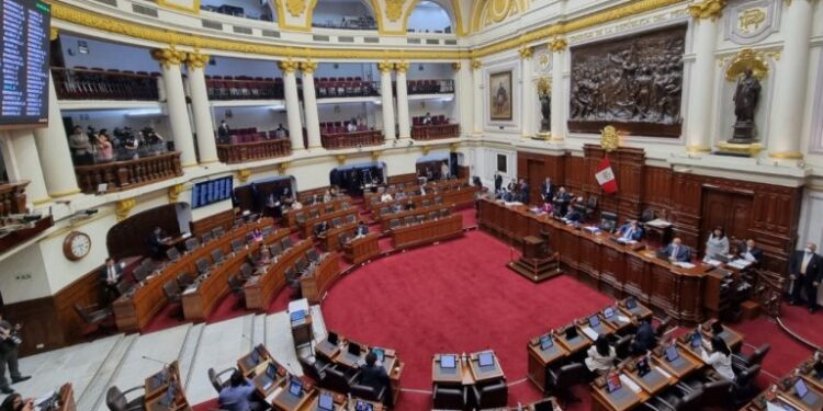 Congreso de Perú abre la puerta para analizar nuevamente adelanto electoral