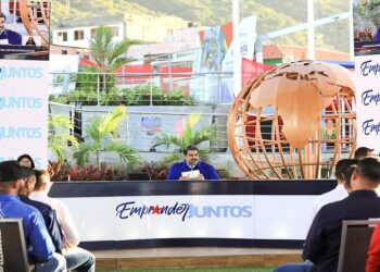 Maduro firma decreto que exime a emprendedores de pago de trámites y otros permisos