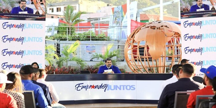 Maduro firma decreto que exime a emprendedores de pago de trámites y otros permisos