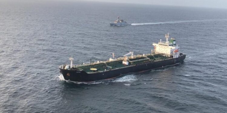 Venezuela comprará a Irán dos buques petroleros para ampliar su flota