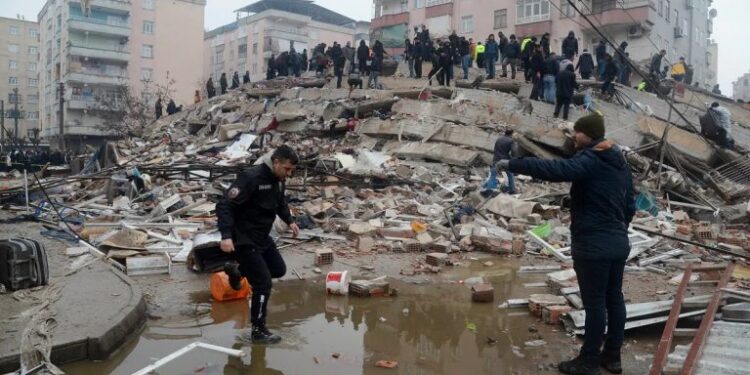 Más de 3 mil 600 muertos en Turquía y Siria por los devastadores terremotos
