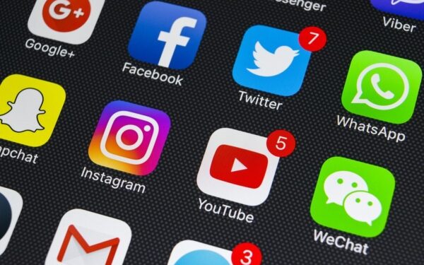 Corte Suprema de EE UU revisa inmunidad legal de propietarias de redes sociales