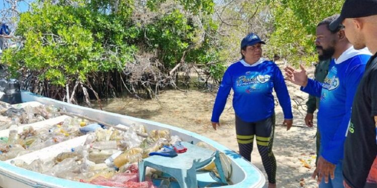 Recogen casi dos toneladas de desechos plásticos en Tucacas: Programa ¡Pesca tu plástico!