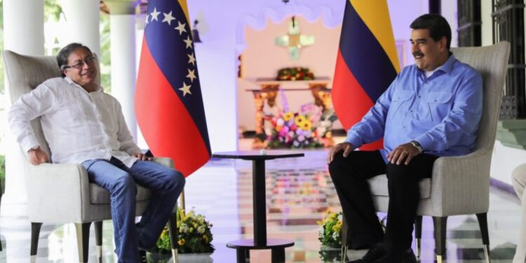 Maduro recibe a Petro por tercera vez en Caracas para reunión de trabajo