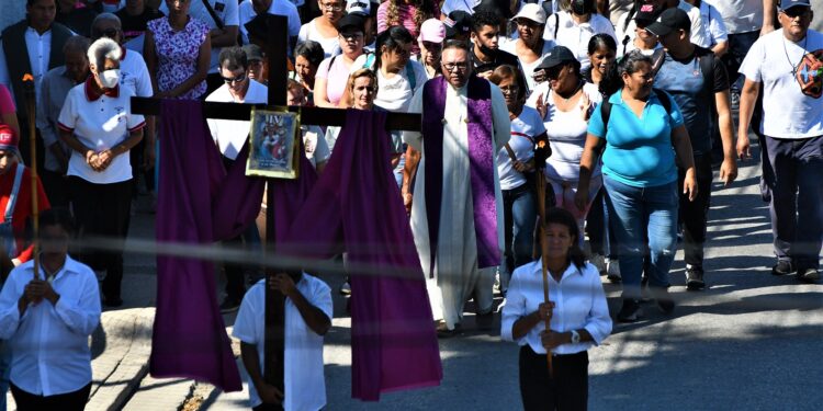 Realizan viacrucis en El Castaño para agradecer a Dios por la vida a cinco meses del deslave