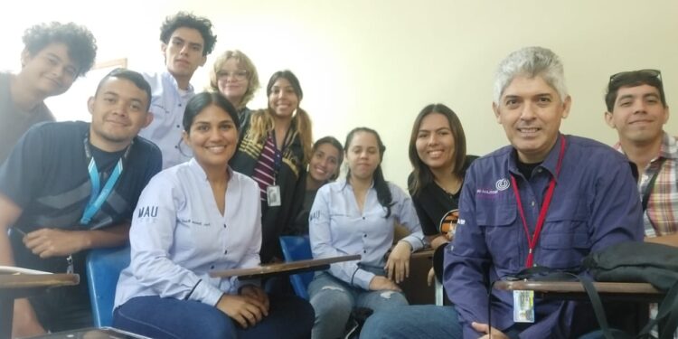 Colegios de Psicólogos repudian imputación a uno de sus miembros por denunciar intrusismo