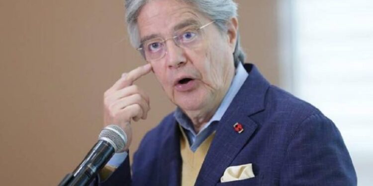 Guillermo Lasso, de perder referéndum al borde del juicio político en Ecuador