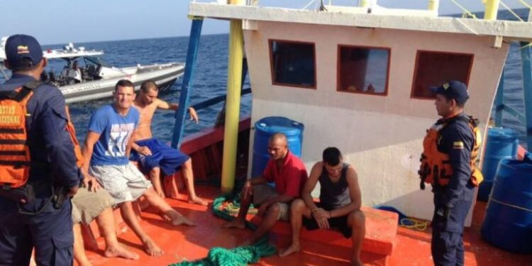 Rescatados cinco migrantes venezolanos abandonados en el Caribe colombiano