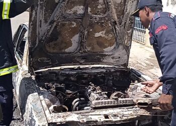 Reportan incendio de vehículo en Fundación Valencia