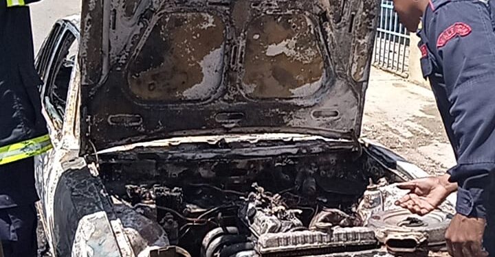 Reportan incendio de vehículo en Fundación Valencia