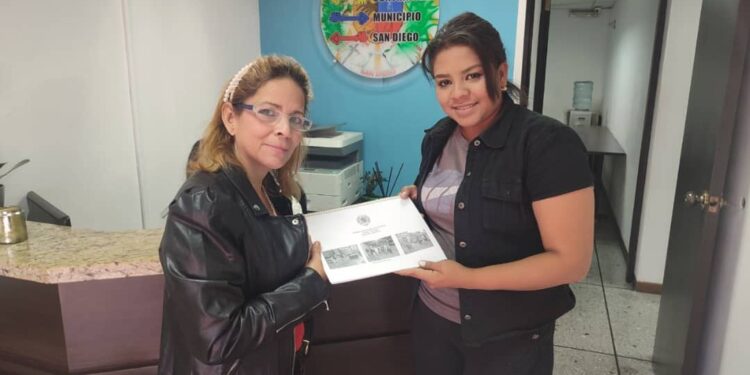 Concejal Carmen Hernández entregó su informe de gestión 2022 ante la Secretaría de Cámara y la Contraloría Municipal de San Diego