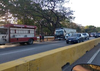 Reportan 7 lesionados tras conato de incendio en autobús de la UC en autopista del Este