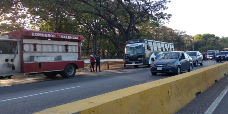 Reportan 7 lesionados tras conato de incendio en autobús de la UC en autopista del Este