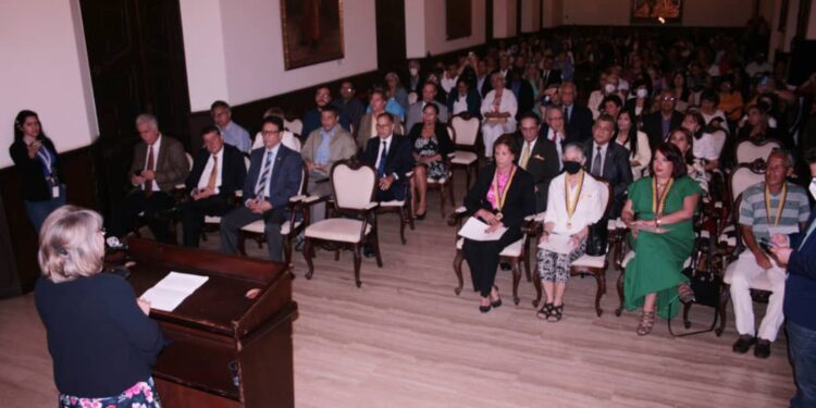 UC entregó reconocimientos en la celebración por los 65 años de su Reapertura