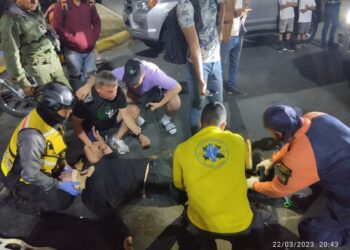Reportan motorizado lesionado tras colisión en avenida Universidad