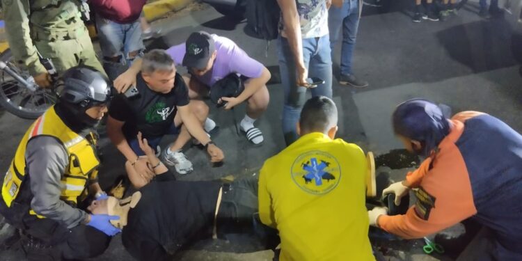 Reportan motorizado lesionado tras colisión en avenida Universidad