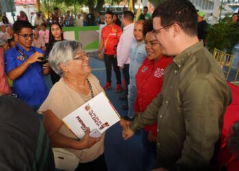 Alcalde Fuenmayor entregó 100 títulos de tierras urbanas a comunidades de la parroquia Miguel Peña