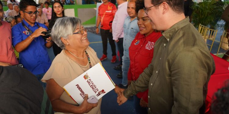 Alcalde Fuenmayor entregó 100 títulos de tierras urbanas a comunidades de la parroquia Miguel Peña