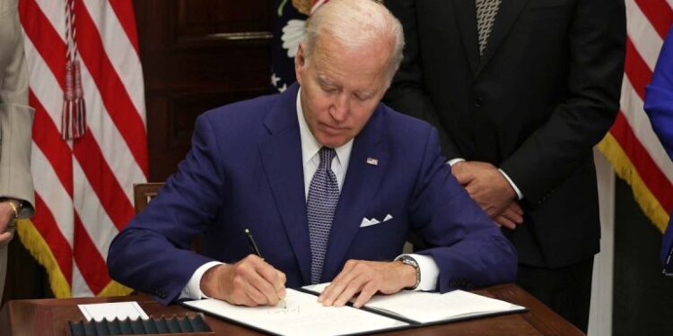 Gobierno de Maduro rechaza extensión de decreto de emergencia de EE UU