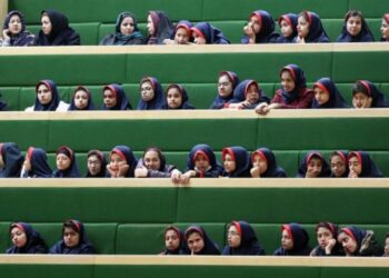 Cientos de niñas más son envenenadas con gas en nueve colegios de Irán