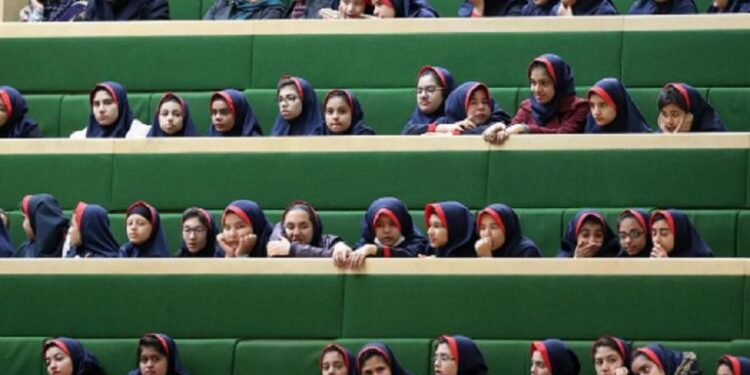 Cientos de niñas más son envenenadas con gas en nueve colegios de Irán