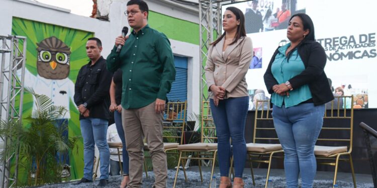 Alcalde Fuenmayor entregó 203 licencias de actividades económicas a comerciantes y emprendedores