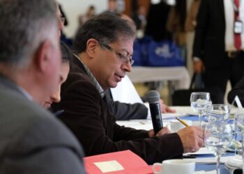 Petro enfrenta su primera gran crisis en una semana turbulenta