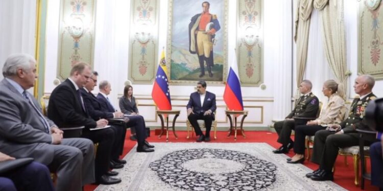 Rusia y Venezuela evalúan la cooperación militar y la defensa civil