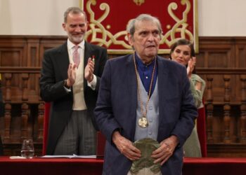 El poeta Rafael Cadenas recibe el Premio Cervantes 2022: «Es urgente defender la democracia de todo lo que la acecha»