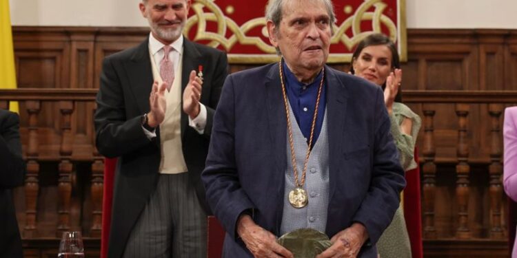 El poeta Rafael Cadenas recibe el Premio Cervantes 2022: «Es urgente defender la democracia de todo lo que la acecha»