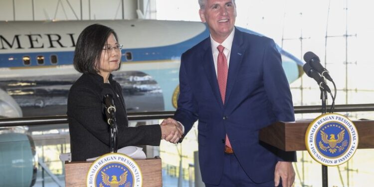 China anuncia maniobras militares cerca de Taiwán tras visita de Tsai a EE UU