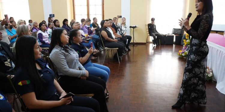Polivalencia realizó conferencia “Empoderamiento de la Mujer”