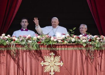 El papa ruega por la paz en Ucrania y Jerusalén en su mensaje de Pascua