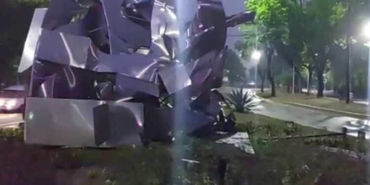 Vehículo impactó contra escultura ubicada en la Av. Universidad; alcaldesa solicitará establecer responsabilidades (video)