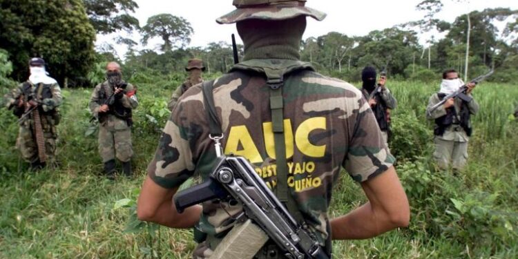 Petro abre posibilidad de reunirse con exjefes de las paramilitares AUC