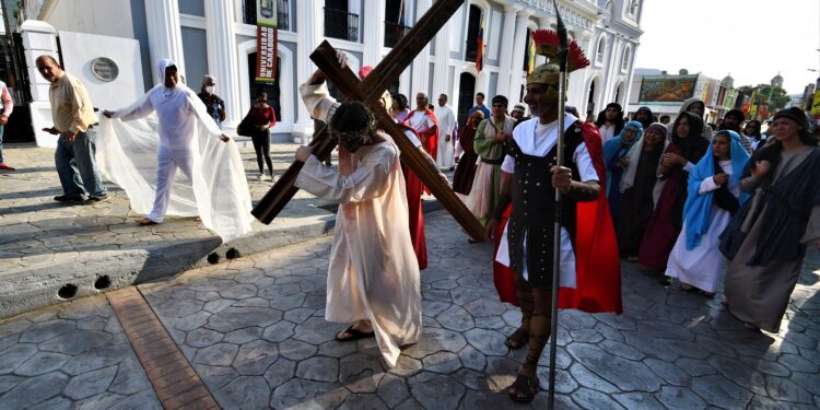 Así fue el Viacrucis Viviente en la parroquia La Pastora en Valencia (fotos)