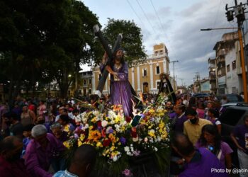 Tres comunidades parroquiales se unieron en procesión del Nazareno en Valencia