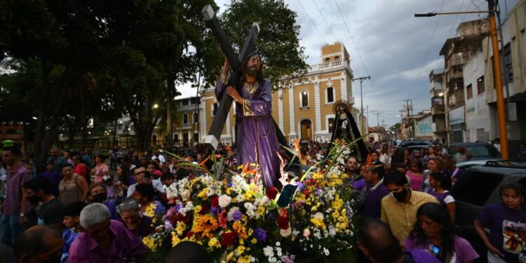 Tres comunidades parroquiales se unieron en procesión del Nazareno en Valencia