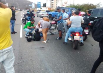 Accidente de tránsito en la Autopista del Este deja 4 lesionados: dos niños y dos adultos (+vídeo)