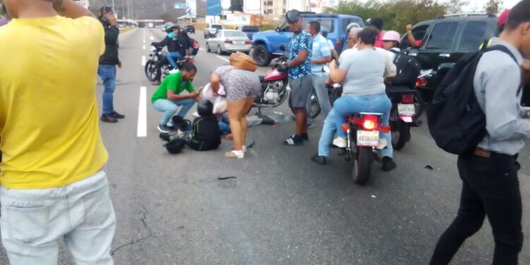 Accidente de tránsito en la Autopista del Este deja 4 lesionados: dos niños y dos adultos (+vídeo)