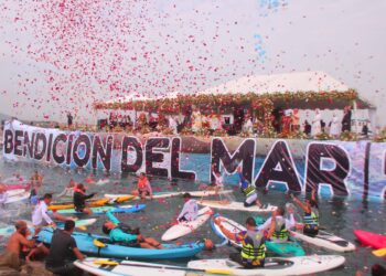Cientos de feligreses porteños celebraron con fervor la tradicional Bendición del Mar