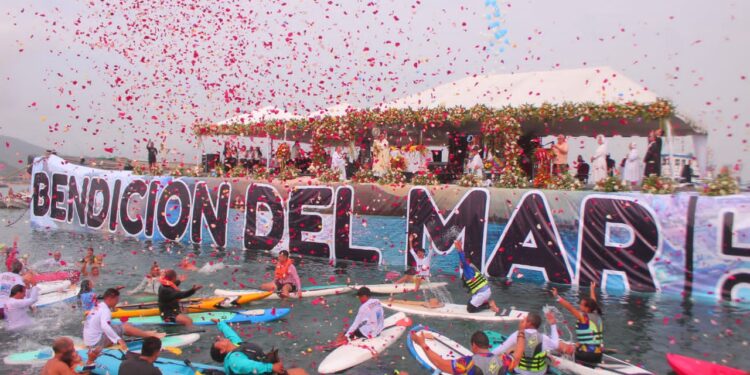 Cientos de feligreses porteños celebraron con fervor la tradicional Bendición del Mar