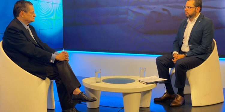 Ecarri: «Guaidó fue víctima de sí mismo y de una oposición igual de guisera que el PSUV»