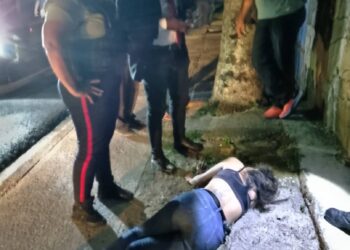Funcionarios de Polinaguanagua hallaron a una mujer herida tendida en la acera en El Naranjal (foto)
