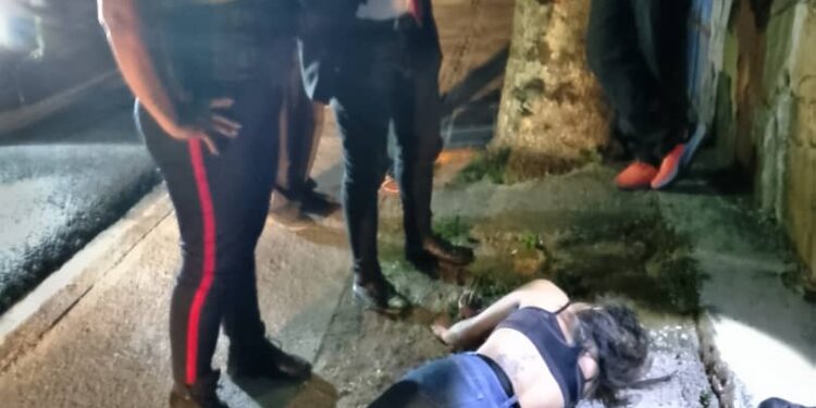 Funcionarios de Polinaguanagua hallaron a una mujer herida tendida en la acera en El Naranjal (foto)